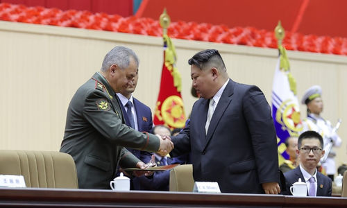 Kim Jong-un dan Menteri Pertahanan Rusia Sergei Shoigu