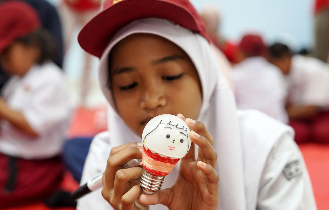 Anak-anak mengikuti lomba melukis pada lampu in-Lite LED pada rangkaian kegiatan HUT kesembilan in-Lite LED di Pulau Untung Jawa, Kepulauan Seribu, Jakarta 27 Agustus 2023. Foto : Panji Asmoro/TrenAsia