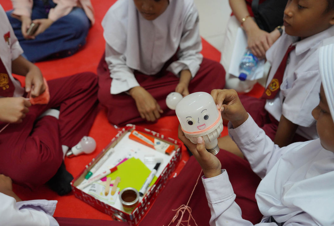 Anak-anak mengikuti lomba melukis pada lampu in-Lite LED pada rangkaian kegiatan HUT kesembilan in-Lite LED di Pulau Untung Jawa, Kepulauan Seribu, Jakarta 27 Agustus 2023. Foto : Panji Asmoro/TrenAsia