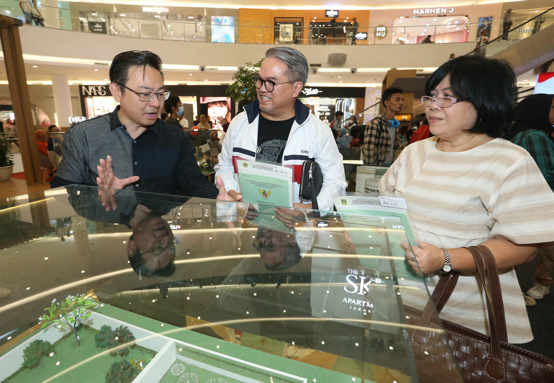 Chief Marketing Officer Kota Podomoro Tenjo Zaldy Wihardja (kiri) berbincang dengan konsumen Kota Podomoro Tenjo yang telah menerima sertifikat penandatanganan AJB dalam acara Customer Appreciation Day di Main Atrium Senayan City Mall, Jakarta 27 Agustus 2023. Foto : Panji Asmoro/TrenAsia