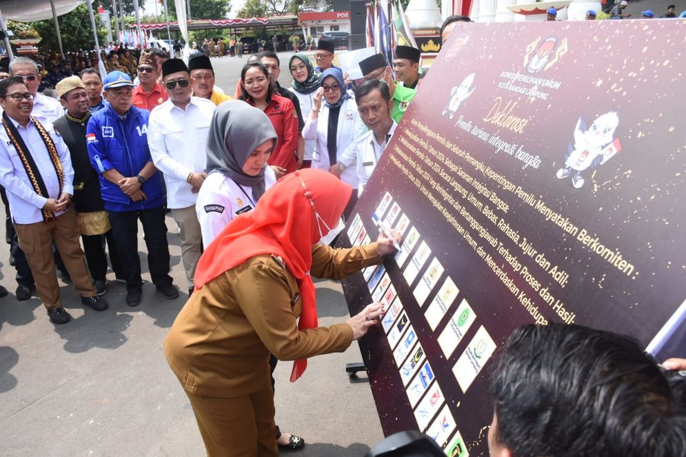 Penyerahan bendera kirab pemilu 2024 dari KPU kota Metro ke Bandarlampung dimeriahkan dengan kebudayaan berbalas pantun menggunakan bahasa lampung atau nyambai.