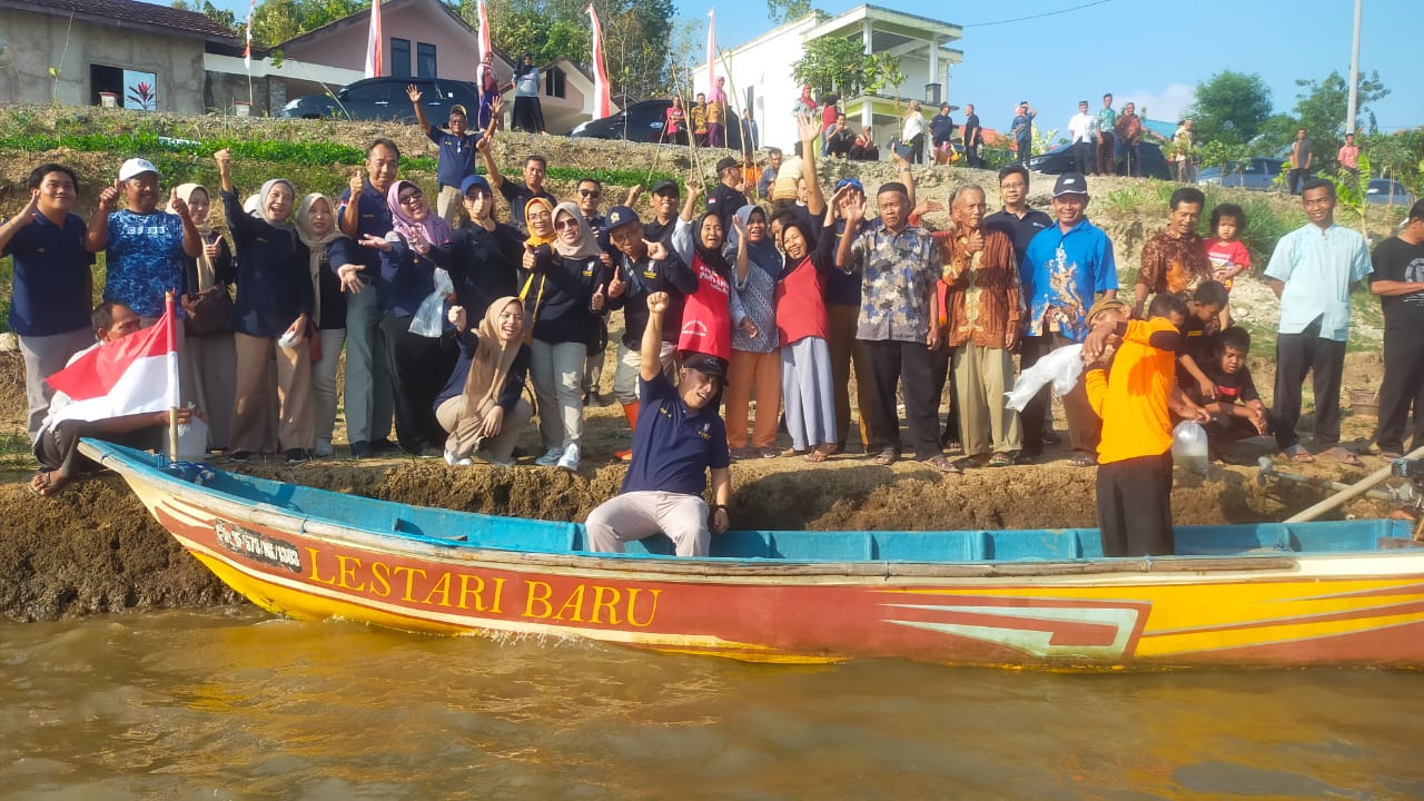 Ikatan Alumni Universitas Diponegiro (IKA Undip Wonogiri) menebar belasan ribu benih ikan ditebar di area Waduk Pidekso Kecamatan Giriwoyo, Kabupaten Wonogiri, Jumat (25/8/223). 