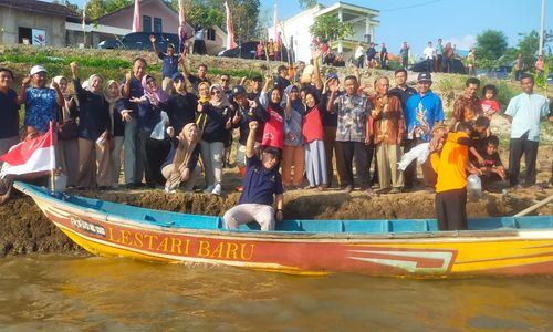 Ikatan Alumni Universitas Diponegiro (IKA Undip Wonogiri) menebar belasan ribu benih ikan ditebar di area Waduk Pidekso Kecamatan Giriwoyo, Kabupaten Wonogiri, Jumat (25/8/223). 