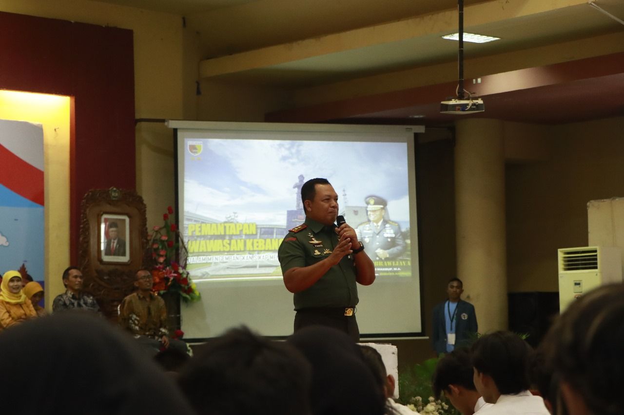 Pangdam V/Brawijaya Mayjen TNI Farid Makruf saat memberi wawasan kebangsaan pada mahasiswa baru Unitomo, Senin (28/8/2023).