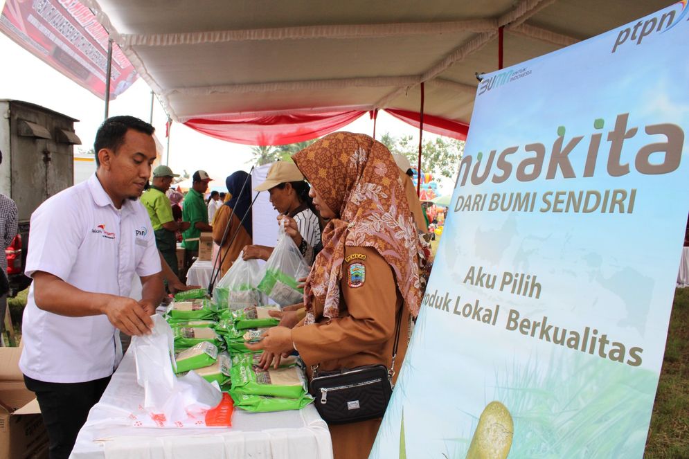 Gula putih merek Nusakita produksi PTPN VII dijual dengan harga Rp13 ribu per kilogram pada Bazar Pasar Murah Pemkab Lampung Selatan