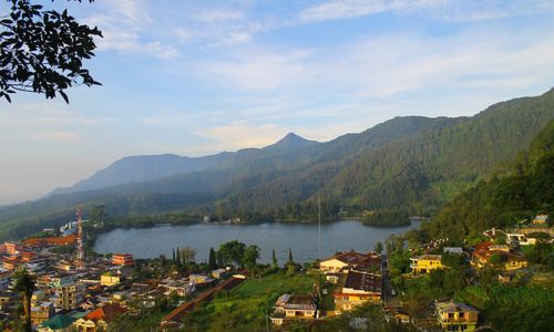 Salah satu wisata di Jawa Timur, Telaga Sarangan