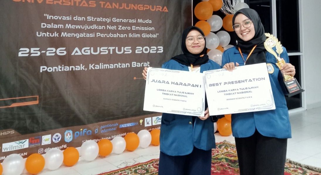 Raselly Elfa Putri dan Yulia Rohmawat yang menggagas arloji pintar untuk deteksi kesehatan pernafasan lansia.
