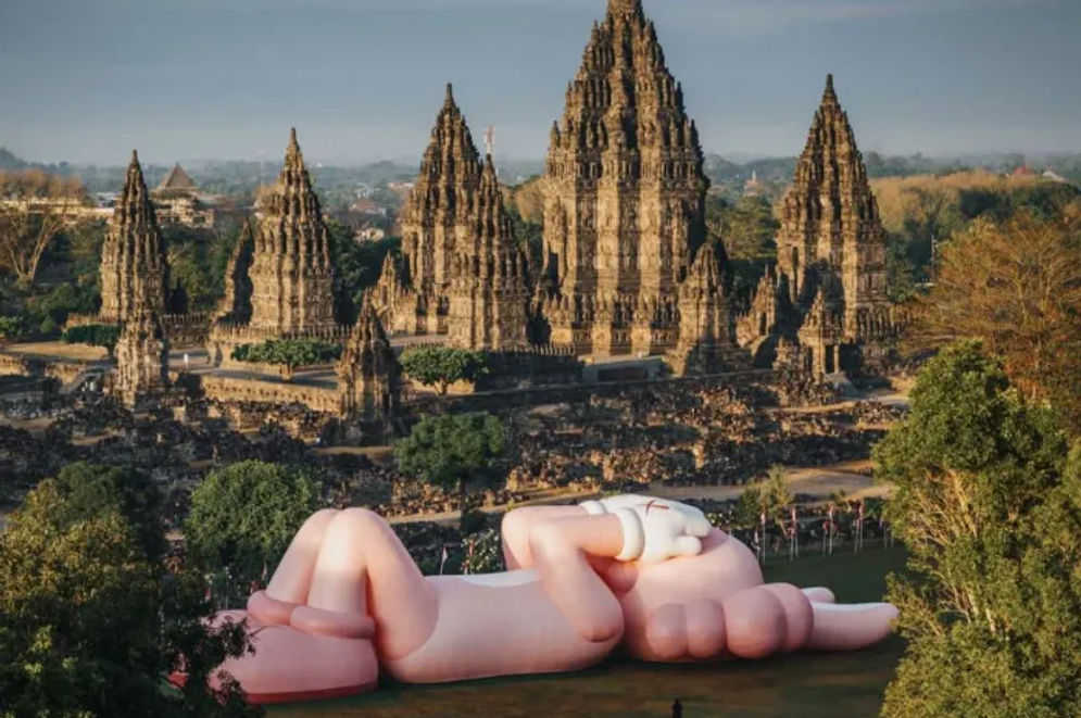 atung raksasa di dekat Candi Prambanan berwarna pink tersebut ternyata adalah karya dari seniman, KAWS yang diselenggarakan dalam rangka tur keliling dunia bertajuk KAWS: Holiday.