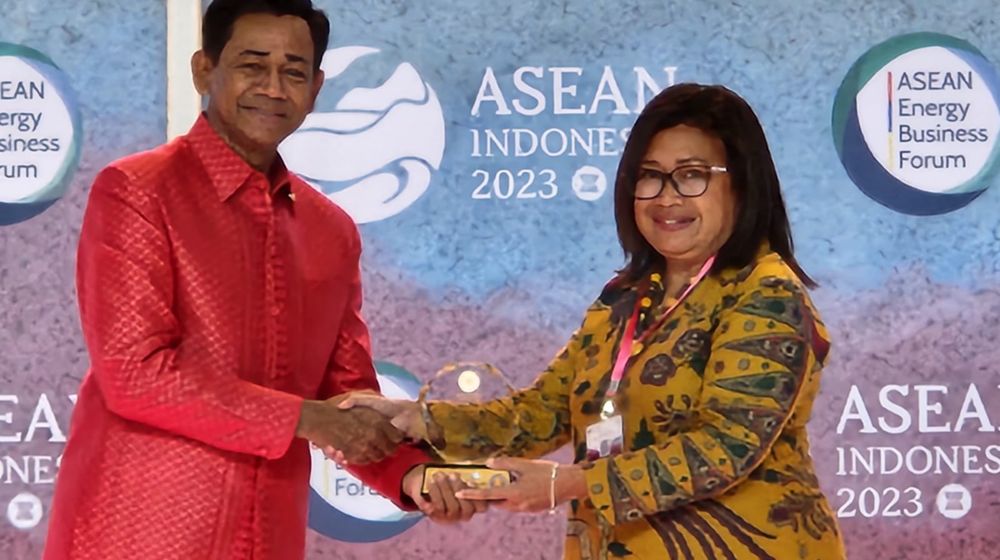 Penghargaan Coal Mining Large yang diterima oleh PT Kaltim Prima Coal dalam ASEAN Energy Awards 2023