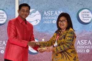 Penghargaan Coal Mining Large yang diterima oleh PT Kaltim Prima Coal dalam ASEAN Energy Awards 2023
