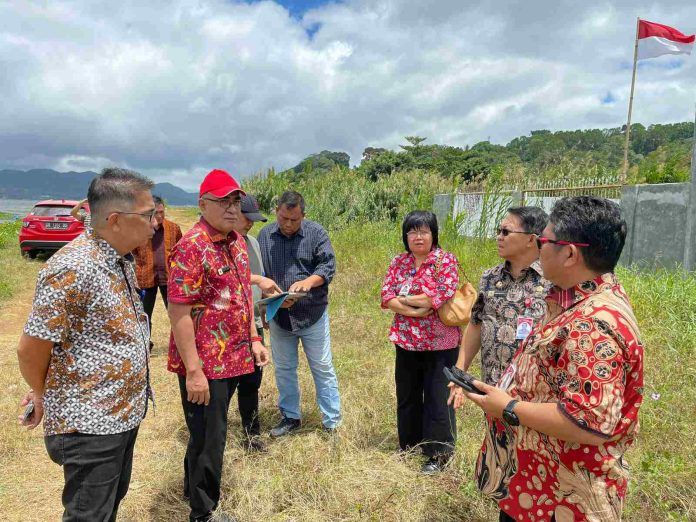 Sekretraris Daerah Provinsi Sulut Steve Kepel bersama jajaran saat meninjau lokasi pelaksanaan kejuaraan ski air di Danau Tondano. (Foto:Istimewa)