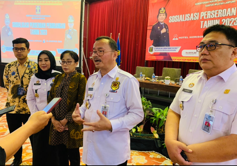 Kepala Divisi Pelayanan Hukum dan HAM Alpius Sarumaha bersama para narasumber saat Sosialisasi Layanan PP di Hotel Horison Rabu, 30/8/2023. 