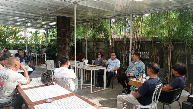 Calon Anggota DPE RI Dapil Sulut, Ronny Sompie saat berdialog dengan para pengusaha muda Sulut. (Foto:istimewa)