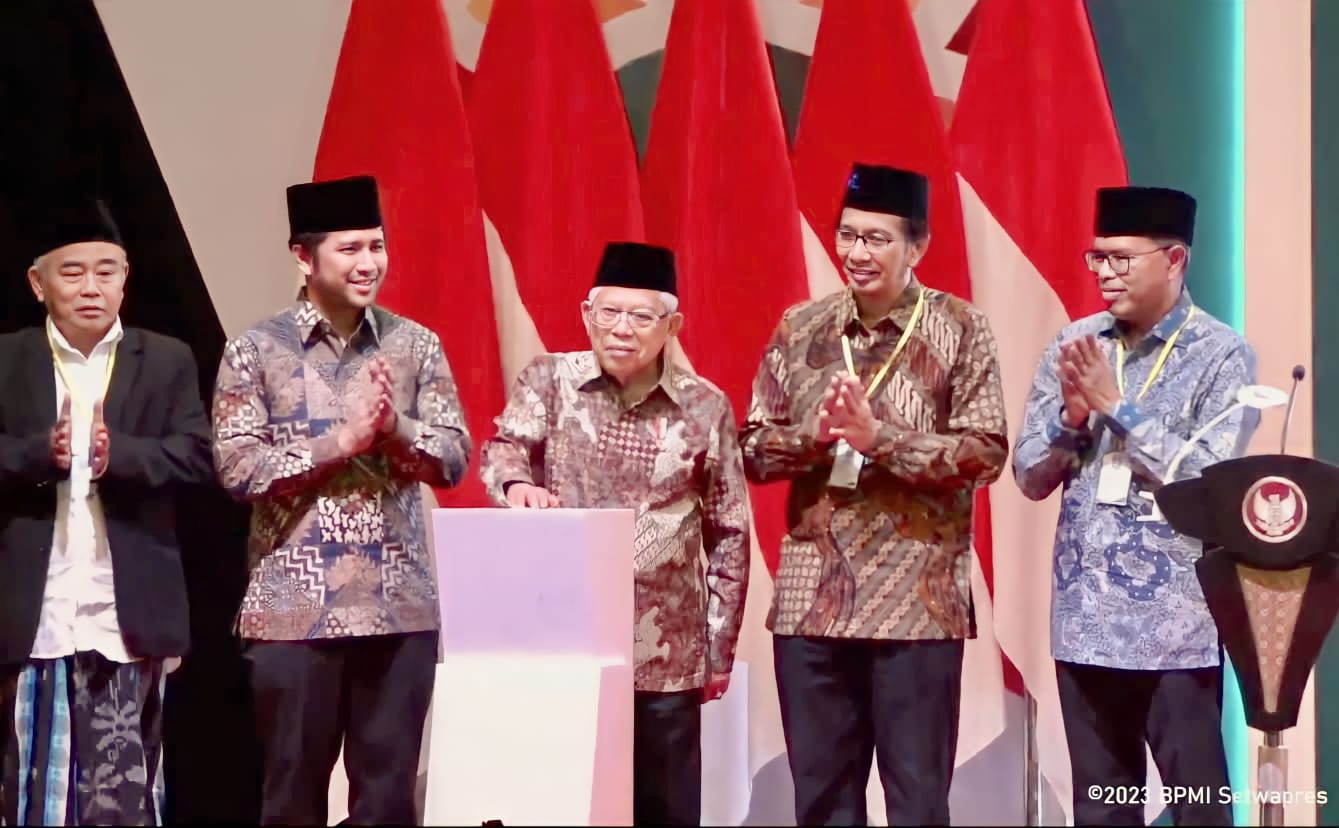 (kiri-kanan) Pengasuh Pondok Pesantren Amanatul Ummah, Wakil Gubernur Jawa Timur, Wakil Presiden Republik Indonesia, Rektor ITS dan Direktur Bisnis dan Kewirausahaan Syariah Komite Nasional Ekonomi dan Keuangan Syariah (KNEKS) saat menekan tombol sirene sebagai simbol peresmian Zona KHAS ITS, Rabu (30/8/2023).