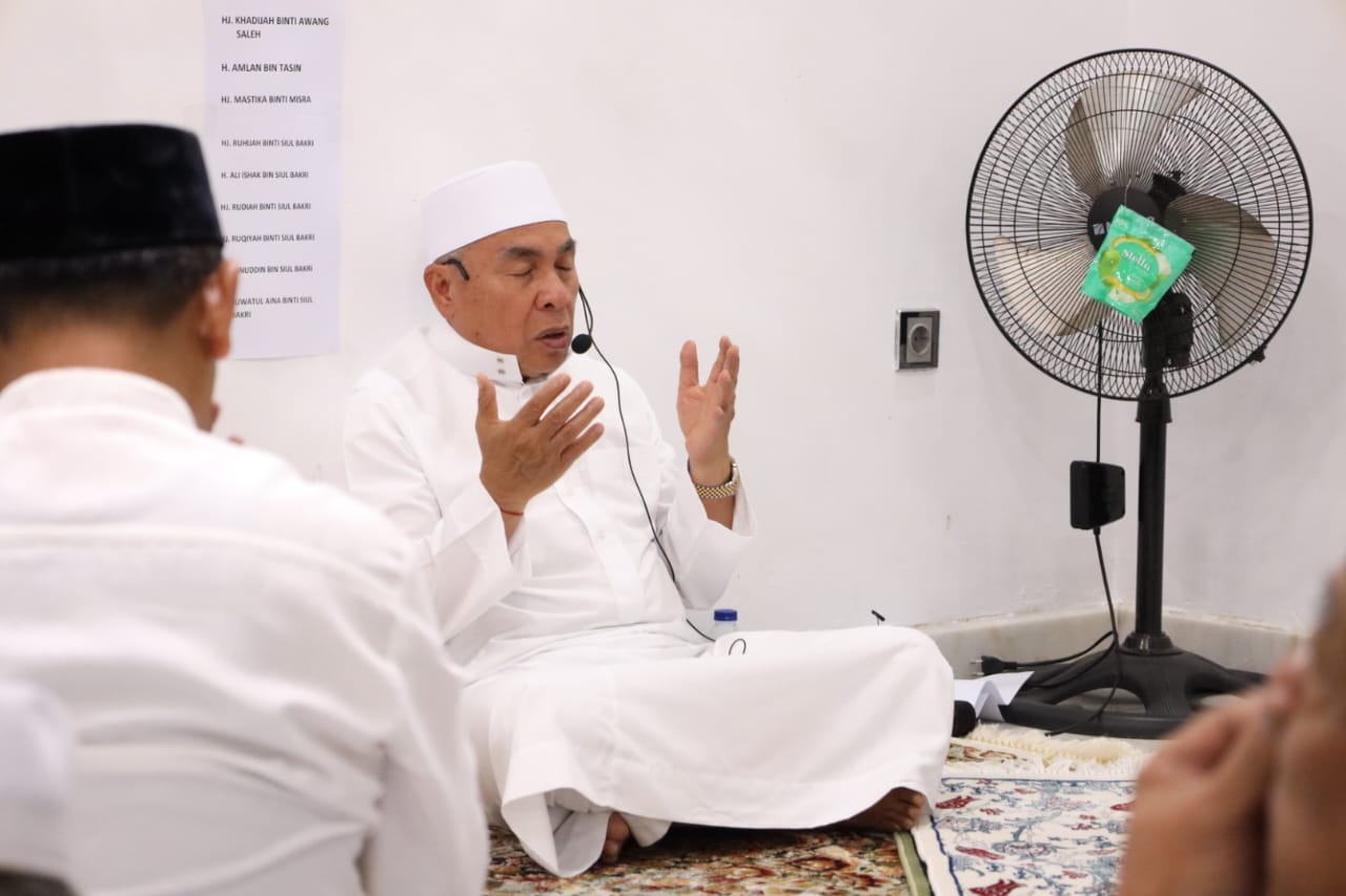 Isran Noor memimpin langsung tahlilan untuk mendiang sang istri, Norbaiti, diawali dengan salat Isya berjamaah.