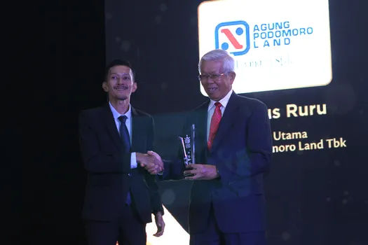 Direktur Utama PT Agung Podomoro Land Tbk (APLN) Bacelius Ruru meraih penghargaan khusus kategori CEO Terbaik dalam TrenAsia ESG Award 2023.