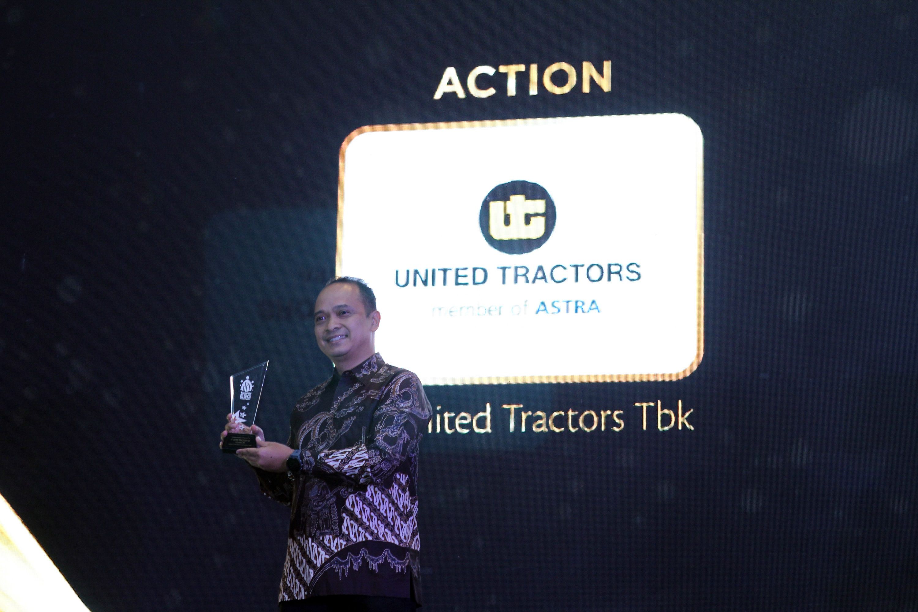 PT United Tractors Tbk menerima penghargaan dalam ajang penganugerahan TrenAsia ESG Award 2023 yang diselenggarakan di Hotel Raffles Jakarta, pada Rabu, 30 Agustus 2023