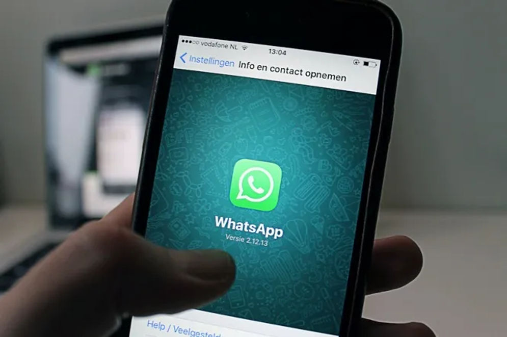 Beberapa orang merasa terganggu jika ketahuan bahwa mereka telah membaca chat orang lain di WhatsApp. 