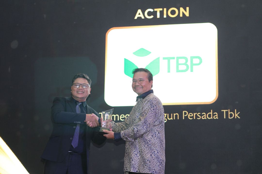 Direktur Health, Safety and Environment (HSE) Harita Nickel Tonny H. Gultom menerima penghargaan TrenAsia ESG Award 2023 untuk kategori smelter.