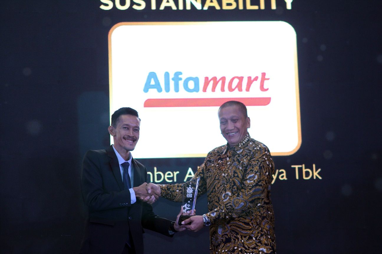 Corporate Affairs Director Sumber Alfaria Trijaya, Solihin, mewakili penerimaan penghargaan TrenAsia ESG Award 2023 predikat Sustainability di Hotel Raffles Jakarta, Rabu, 30 Agustus 2023.