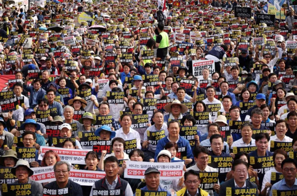 Sebagian besar penduduk Korea Selatan merasa khawatir terhadap pembuangan air radioaktif yang telah diolah dari pembangkit nuklir Fukushima ke laut oleh Jepang. 