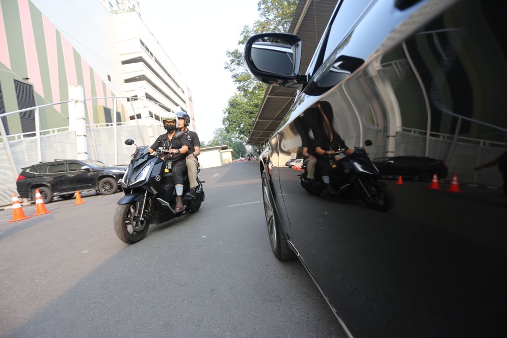 Suasana saat pengunjung menjajal motor listrik ALVA dalam EVperience yang diselenggarakan oleh momotor.id di Mall Kelapa Gading, Jakarta, Jumat (01/09/2023). Acara EVperience diselenggarakan pada 1-3 September 2023,  merupakan acara inisiasi dari momotor.id (situs jual beli motor dari Adira Finance) bersama  motor listrik ALVA untuk menghadirkan pengalaman test ride dan sosialisasi kendaraan listrik kepada masyarakat khususnya di wilayah Jabodetabek.