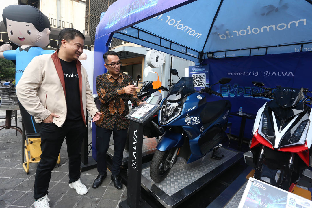 Head of Digital Business Adira Finance Edwin Kartawinata bersama Chief Marketing Officer ALVA, Putu  Yudha berbincang usai pembukaan acara EVperience di Mal Kelapa Gading, Jakarta, Jumat 1 September 2023. Foto : Panji Asmoro/TrenAsia