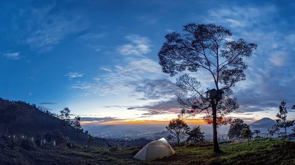 Bandungan adalah kecamatan yang terletak di Kabupaten Semarang, Jawa Tengah, Indonesia. Bandungan memiliki beragam wisata menarik dengan hawa yang sejuk.