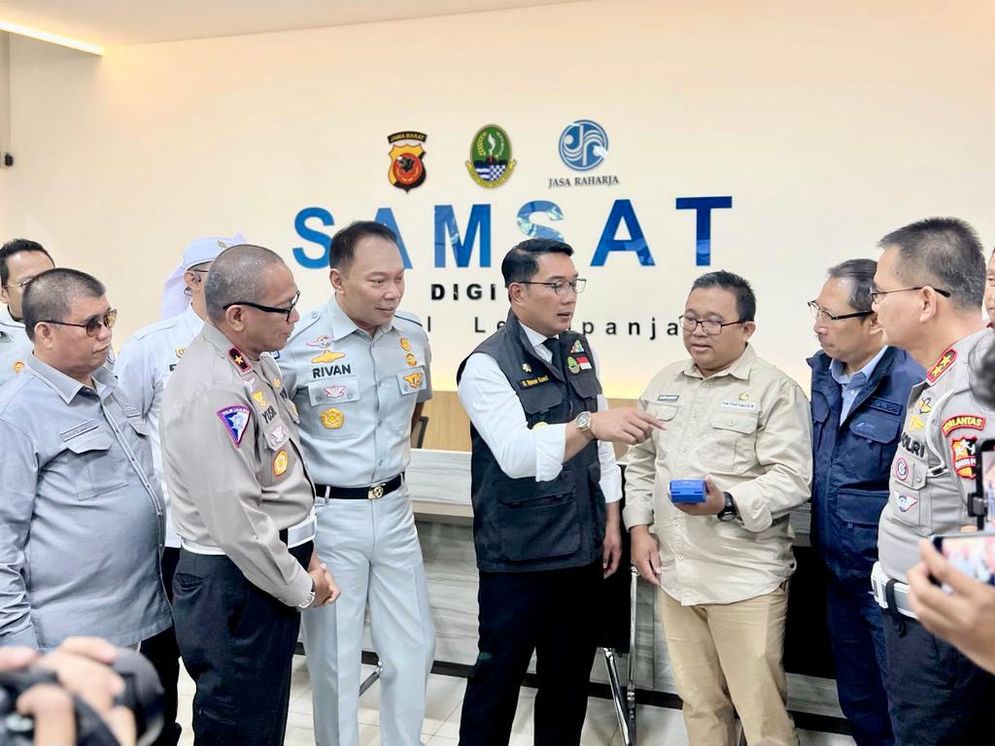 Dirut Jasa Raharja Rivan A. Purwantono, Gubernur Jawa Barat Ridwan Kamil, Kakorlantas Polri Irjen Pol. Firman Santyabudi, dan Kepala Bapenda Jabar Dedi Taufik resmikan Samsat Digital di Terminal Leuwipanjang, Bandung. 