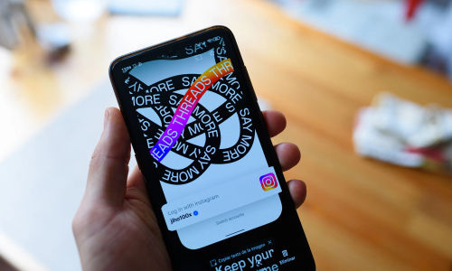 Threads, pada awalnya, mengalami pertumbuhan yang sangat pesat tetapi segera mengalami penurunan yang ditandai dengan penurunan signifikan dalam unduhan harian, pengguna aktif, dan tingkat keterlibatan.