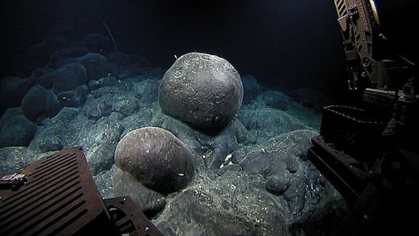 Ilmuwan Bingung, Ada Bola Berkilau Misterius Ditemukan di Samudera Pasifik