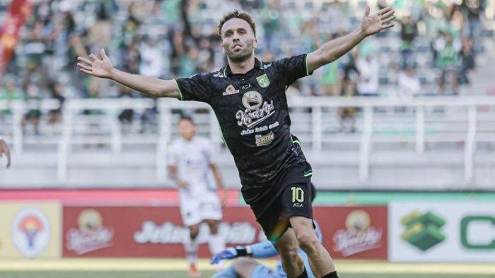 Ze Valente mencetak gol kedua atau gol kemenangan Persebaya atas Borneo FC 