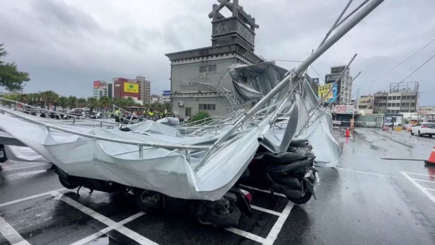 Kanopi Roboh saat Topan Haikui mendekat, di Hualien, Taiwan