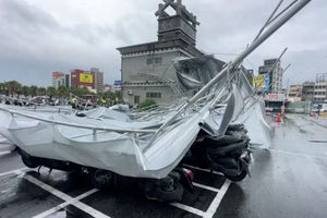Kanopi Roboh saat Topan Haikui mendekat, di Hualien, Taiwan