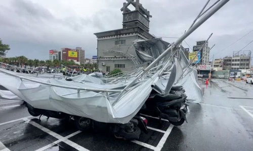 Kanopi Roboh saat Topan Haikui mendekat, di Hualien, Taiwan