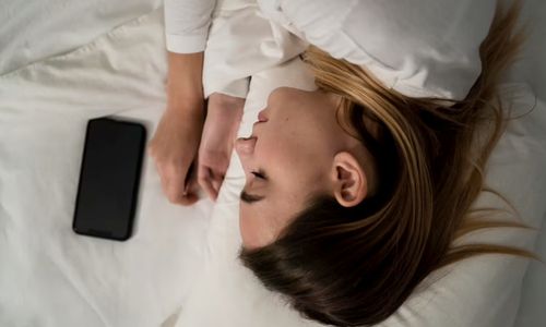 Awas! Apple Peringatkan Pengguna Tidak Boleh Tidur di Dekat iPhone yang Sedang Di-charge