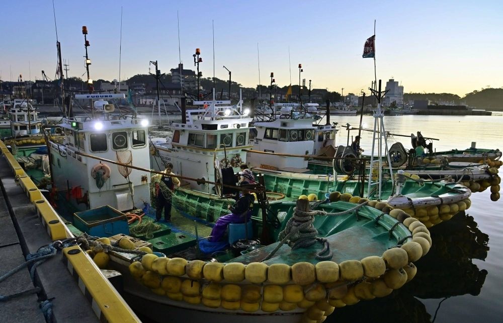 Nelayan bekerja di pelabuhan di Soma, Prefektur Fukushima, pada 24 Agustus. 