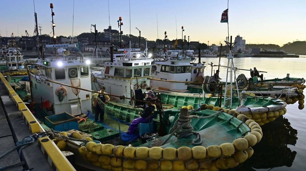 Nelayan bekerja di pelabuhan di Soma, Prefektur Fukushima, pada 24 Agustus. 