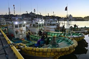 Nelayan bekerja di pelabuhan di Soma, Prefektur Fukushima, pada 24 Agustus. 