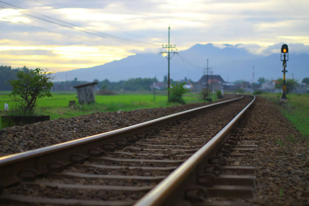 Kementerian Perhubungan (Kemenhub) menargetkan panjang jalur rel kereta api (KA) mencapai 7.451 kilometer pada tahun 2024 setelah menerima alokasi dana senilai Rp38,47 triliun. 