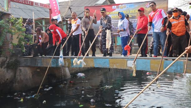 Jaga Kebersihan, Pemkot Bersama TNI  AL Gelar Gerebek Sungai 