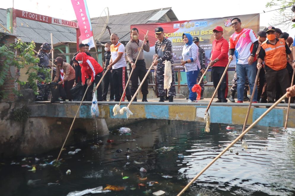 Pemkot Bandarlampung dan Lanal Lampung bisa terus berkolaborasi dengan bersama-sama melakukan gerebek sungai di Bandarlampung