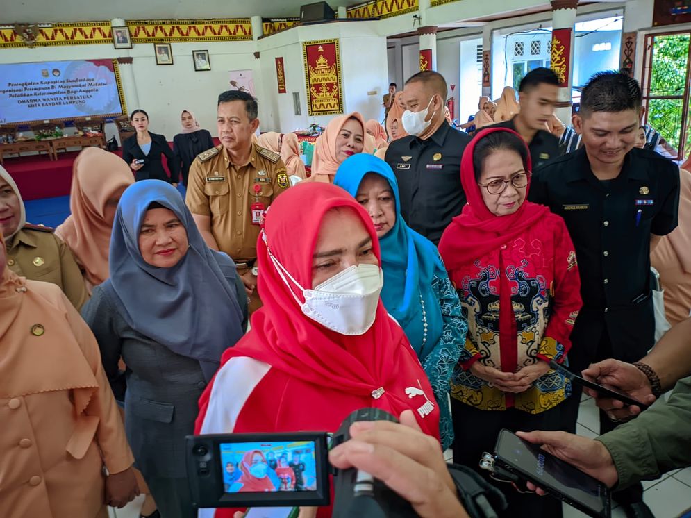 Wali Kota Bandar Lampung, Eva Dwiana mengimbau kepada warga agar lebih waspada dalam membuang puntung rokok.