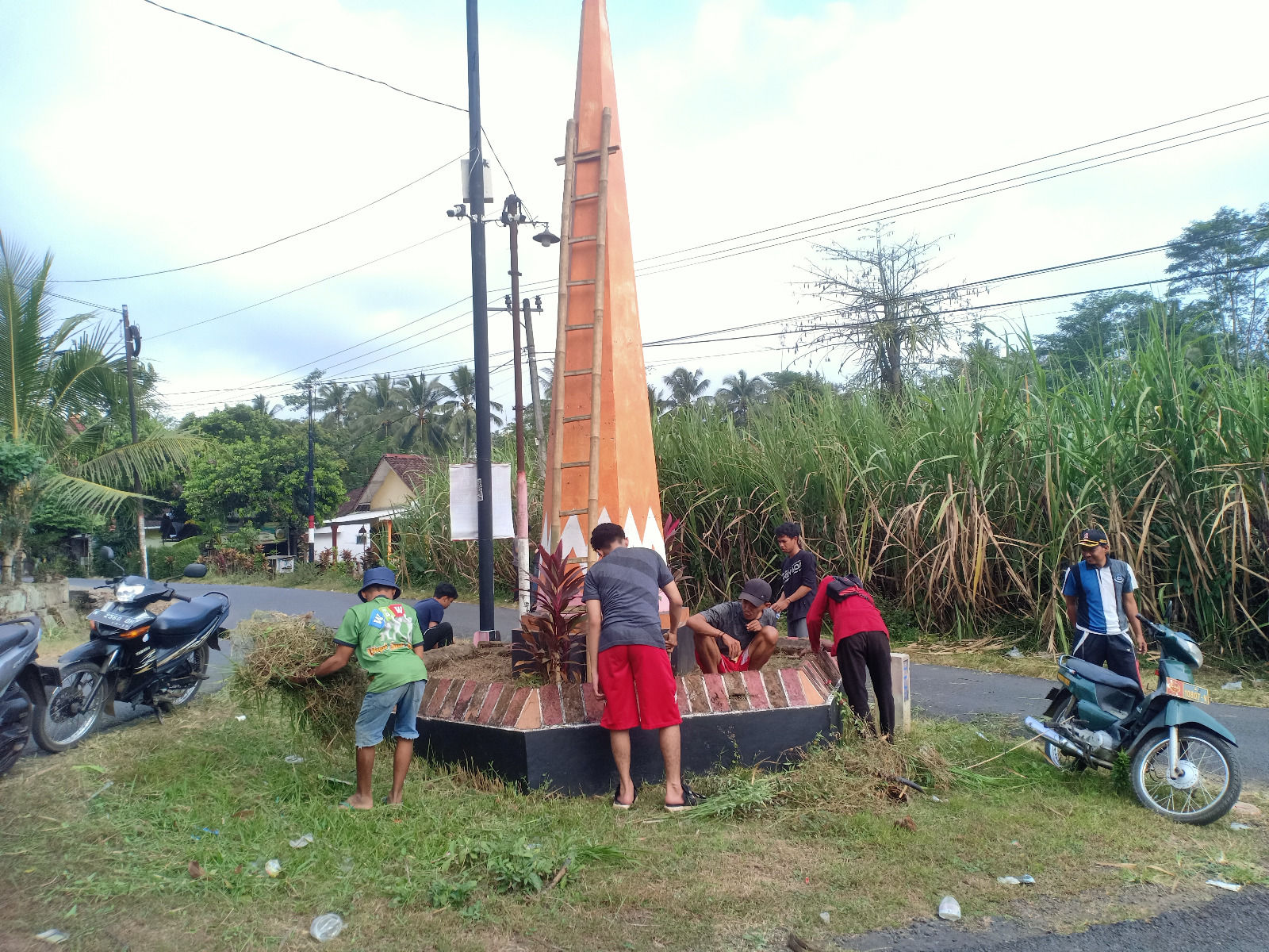 Karta Heppiii Community Lumajang membangun gapura. 