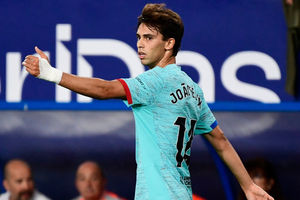 joao-felix-en-su-debut-con-el-fc-barcelona-ante-el-osasuna.jpg