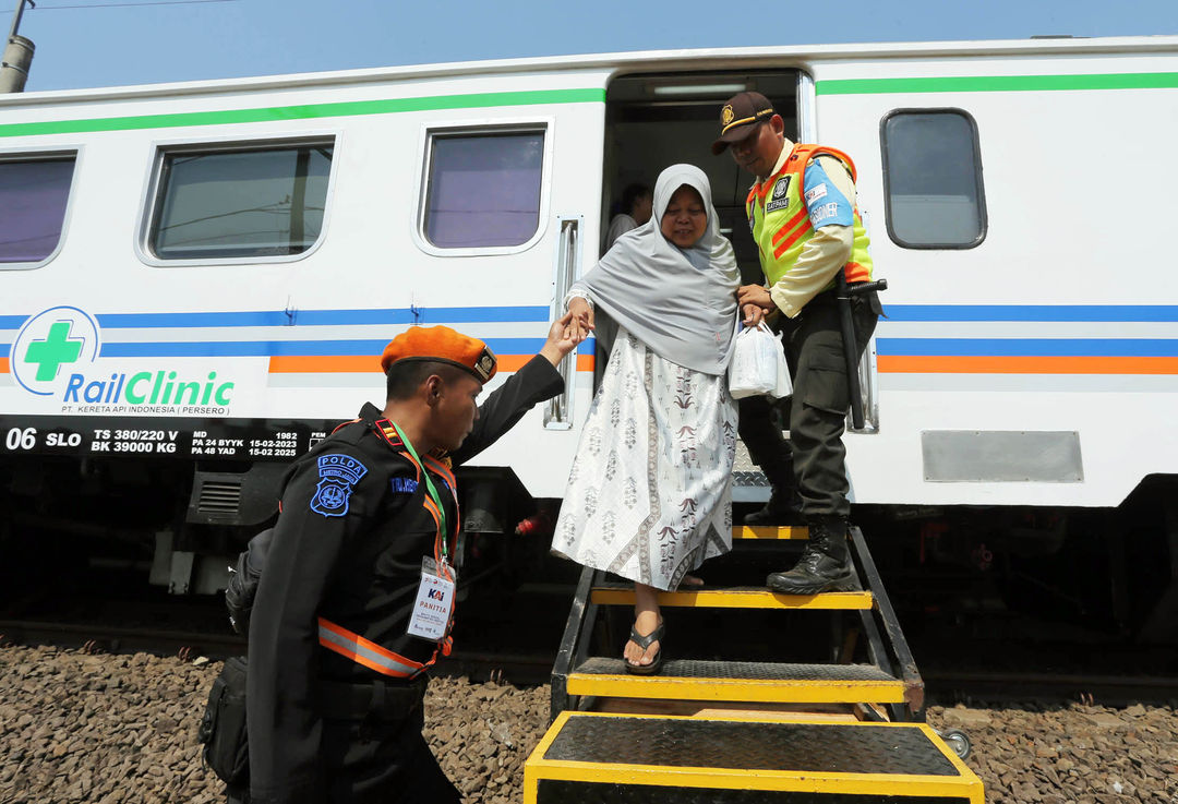 PT KAI memberikan layanan kesehatan gratis kepada warga dan perpustakaan digital untuk pelajar di kereta Rail Clinic dan Rail Library di Stasiun Daru, Kabupaten Tangerang, Banten. 6 September 2023. Foto : Panji Asmoro/TrenAsia