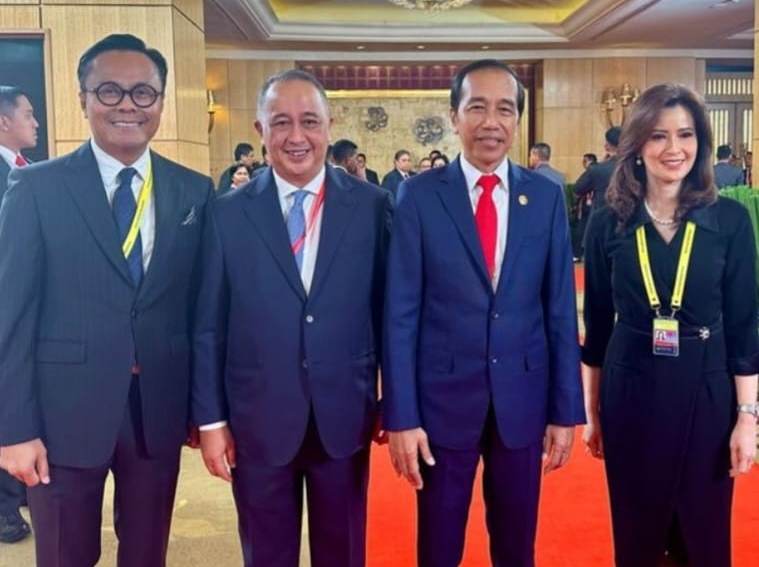 Direktur Utama BNI Royke Tumilaar dan Presiden Jokowi