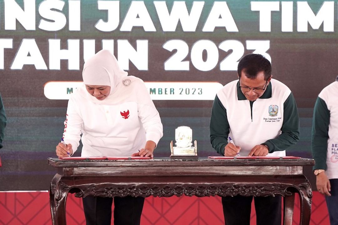 Penandatanganan MoU antara Gubernur Jawa Timur dengan perwakilan SIG.