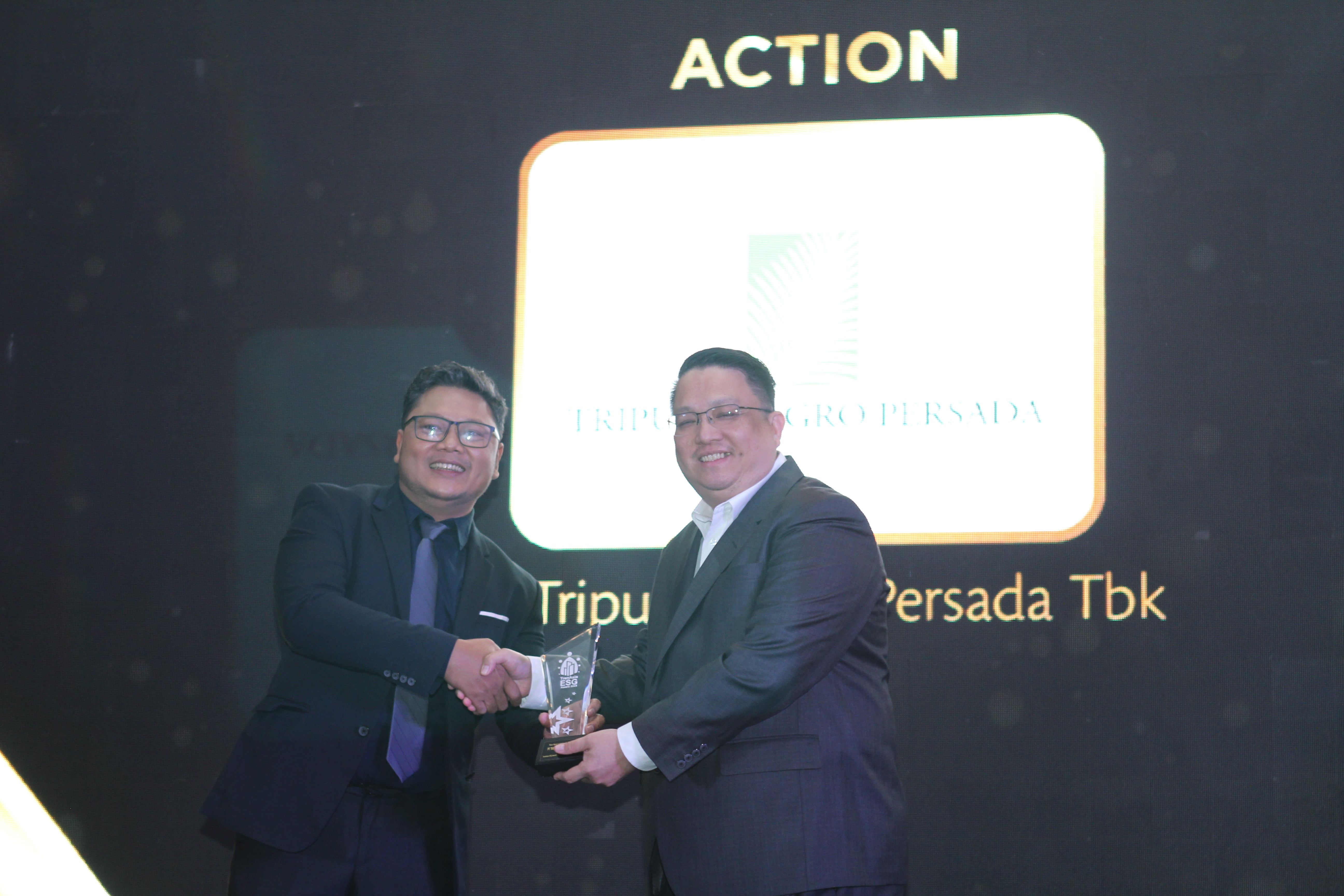 Penyerahan penghargaan yang diwakili oleh Corporate Secretary TAPG, Joni Tjeng.