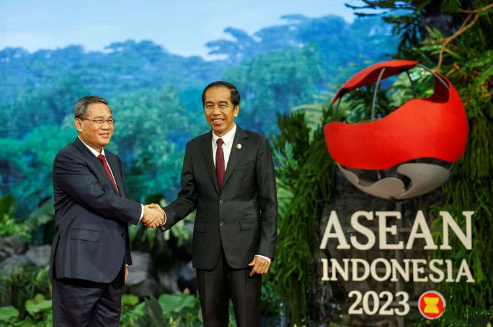 Perdana Menteri China Li Qiang dan Presiden Indonesia Joko Widodo di KTT ASEAN